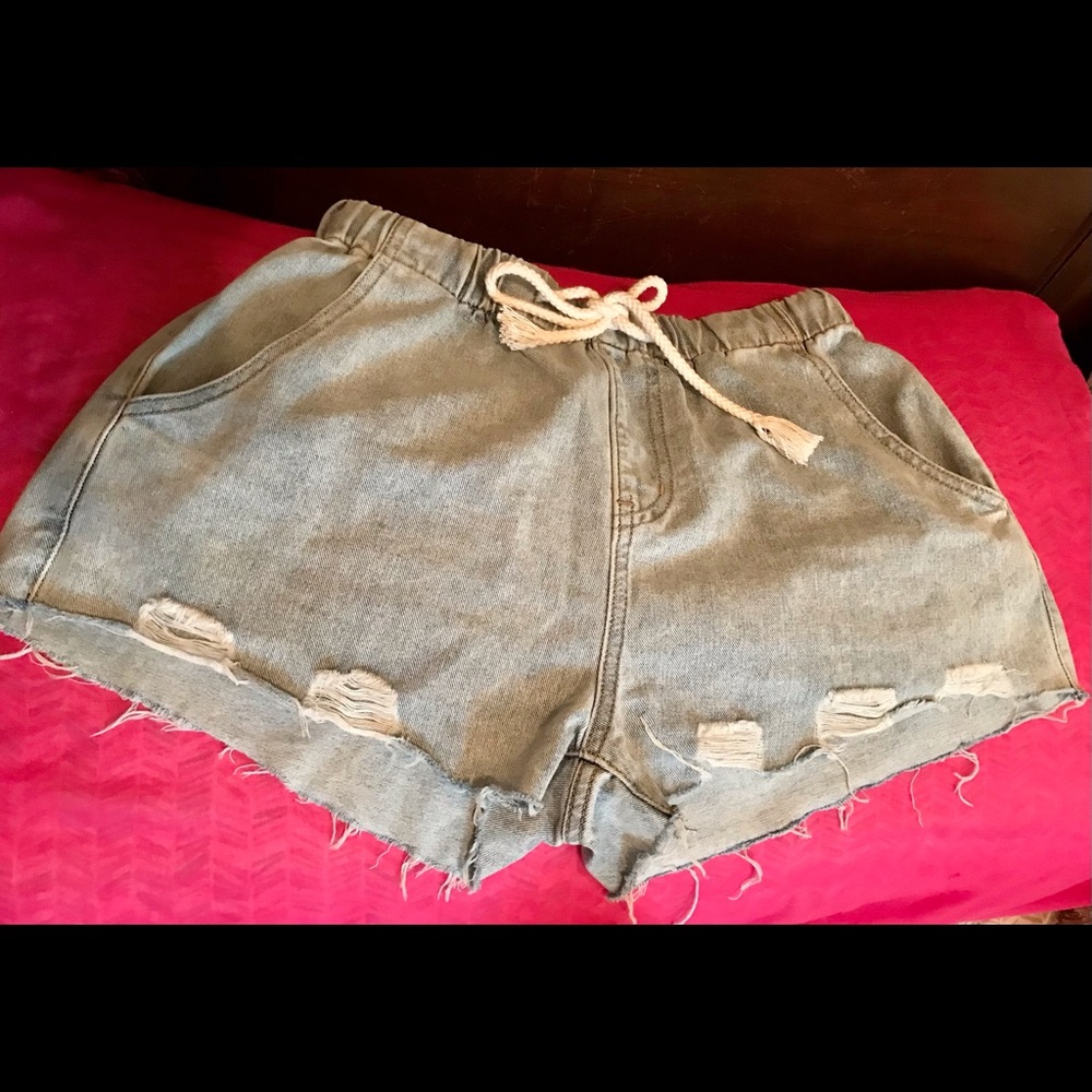 MISSLOOK Lightwash jean shorts with frayed detail.